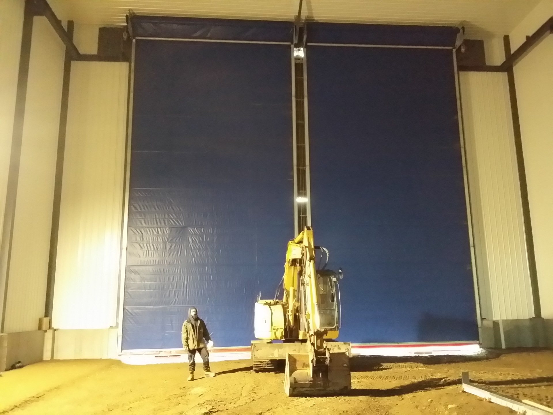 Porte à enroulement NORAC en PVC — Chantier naval de Newport avec excavatrice