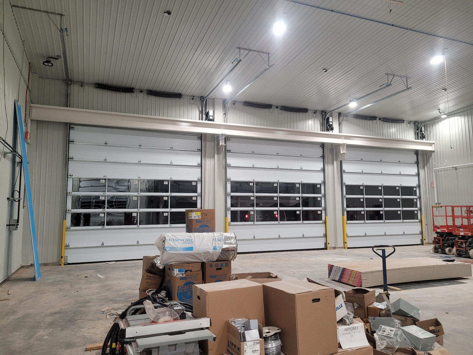 Triple portes sectionnelles intérieur